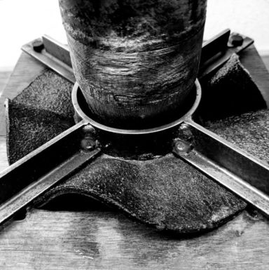 Lederbecher in Spindelpresse